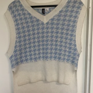 Blå och vit stickad väst ifrån H&am  - lite oversized stickad väst från H&M, bra skick och inte alls nopprig, använd max 3 gånger! 💙