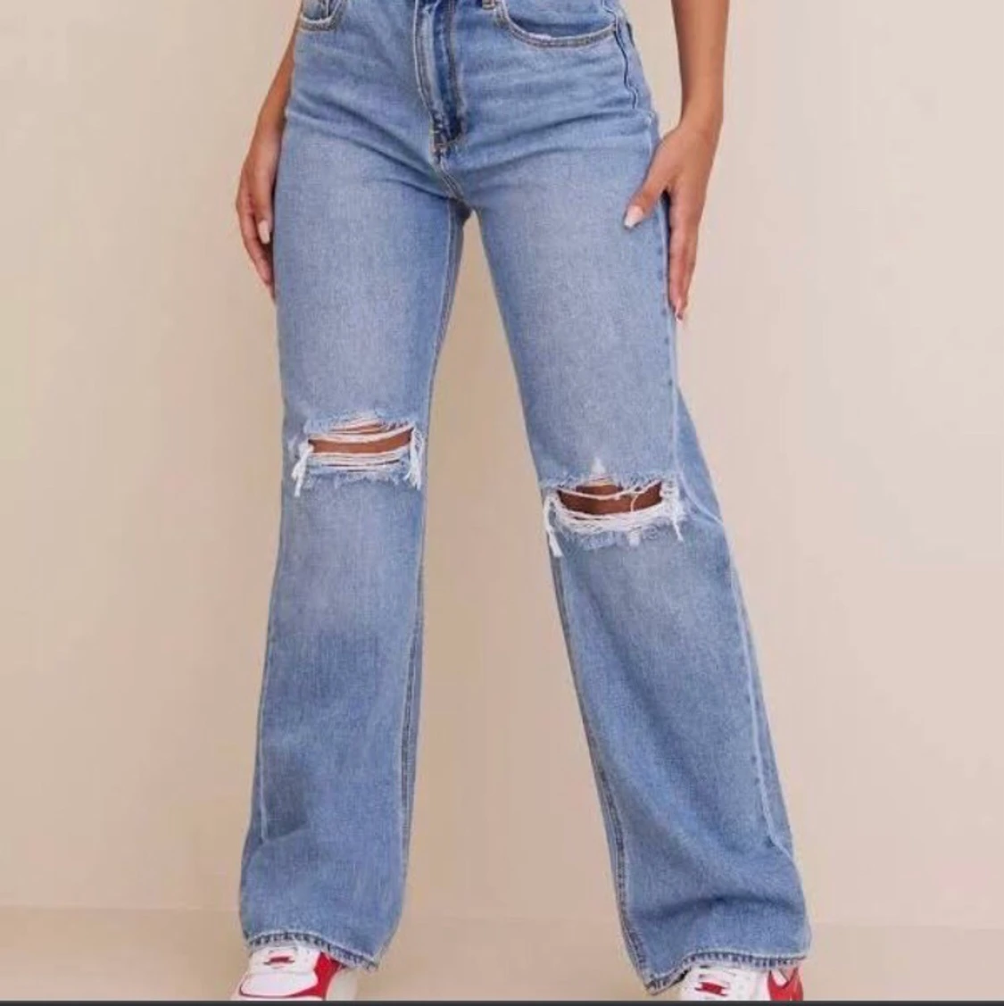 Ljusblå jeans m hål 