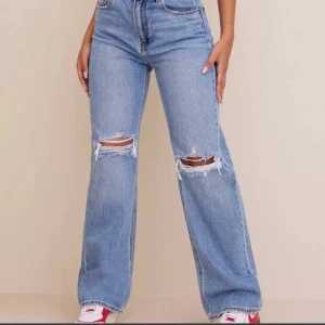 Ljusblå jeans m hål  - Jättefina ljusblå jeans m hål ifrån Asos modellen Tall. Aldrig använda, enbart provade. Säljer då jag inte gillar passformen.  Storlek 28/36 Pris går att diskutera! 