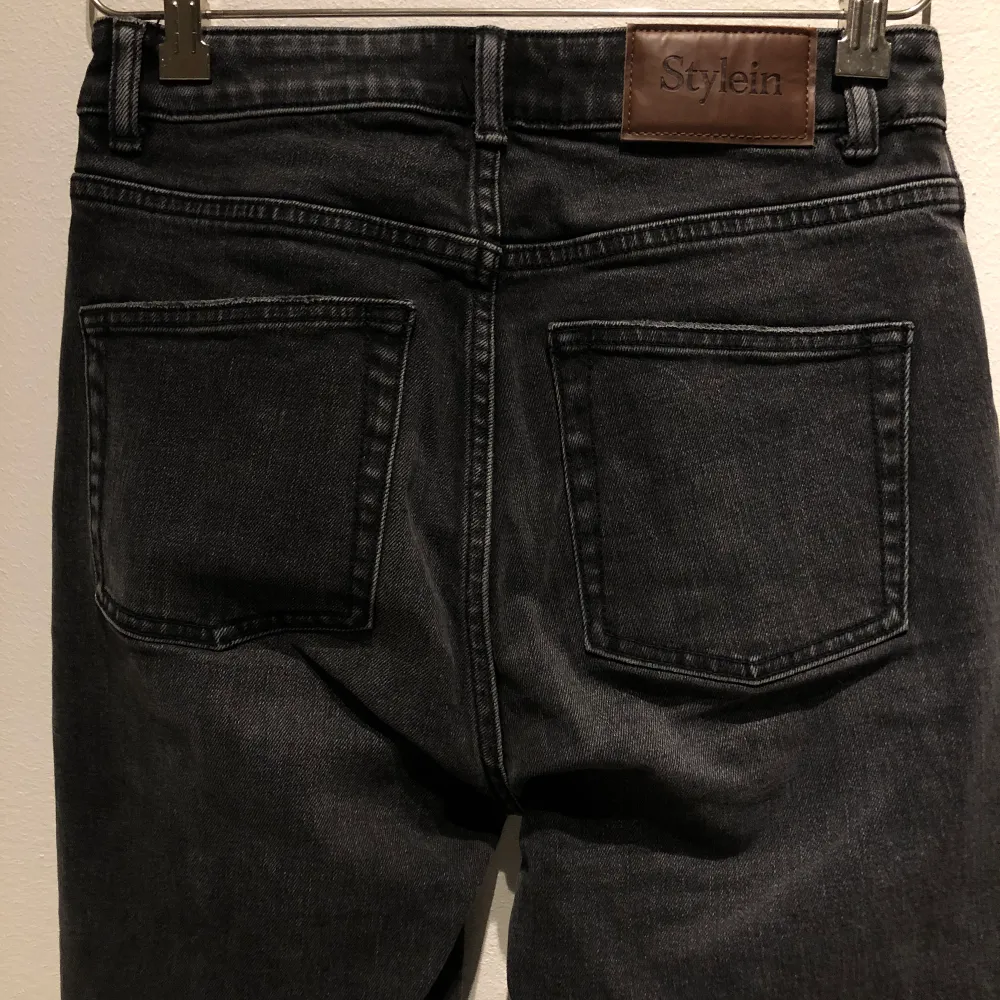 Stylein Jeans, black ripped jeans med slitningar på knän.  Använda max 4 ggr, så dem är i väldigt fint skick :) . Jeans & Byxor.