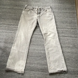 Vintage gråa jeans  - Fina MC vintage jeans i snygg gråa färg, size 33/32  Finns lite hål o smuts nere på benet fråga om mer bilder men man ser rätt tydligt på första bilden 