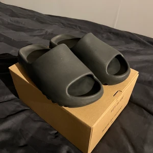 Yeezy slides - Yeezy slides stl 44,5 använda typ en gång då de va lite för små. 