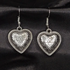 Örhängen med Vintagehjärtan! ♡ - ENDAST ETT EXEMPLAR KVAR!Egengjorda örhängen med hjärtberlock av vintagestil! Troligtvis nickelfria men är du allergiker bör du vara försiktig. Rostfritt! Perfekt alla hjärtans dag present till din flickvän! ♡