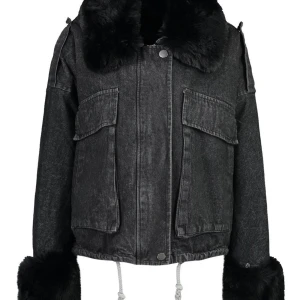 Oversize Jeansjacka med päls  - Skitball oversize jeansjacka från bohoo lik custommade som är helt slutsåld! Har avtagbar päls samt en fodring i jackan som är perfekt inför de kommande kalla dagarna! Har normalt xs/s. Köpt för ca 1000kr börjar bud på 400!💫 