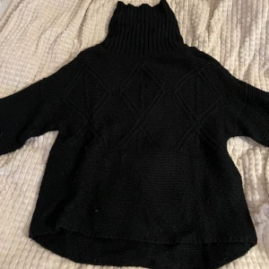 Stickad tröja från ONLY - Tror den är från ONLY, använd fåtalet gånger. Stickat mönster 