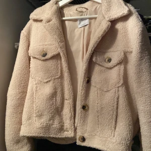 Teddyjacka  - Hej💕 Säljer nu min fina teddyjacka som är använd fåtal gånger. Den är från bershka, i storlek M och passar perfekt som höst/vår jacka💞💞 Skriv privat för fler bilder ❤️‍🔥❤️‍🔥 150kr+frakt ❤️‍🔥