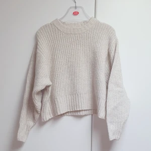 Stickad tröja - Croppad och är i fint skick. Storlek XXS men den ör oversized så passar även dem som brukar ha S.