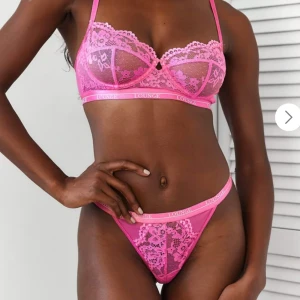 Lounge underwear set - Ett rosa jättefint underklädesset från Lounge underwear. Köpte för liten storlek i toppen så vill sälja båda. Aldrig använda (prislappar kvar)❤️ S i trosan och B70 i toppen
