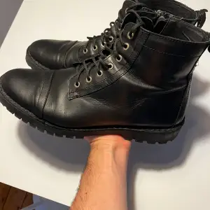Selling a pair of Black leather biker boots from Selected Homme. Worn 1/4 of a season cause they’re too tight on my feet.  Upper: 100% leather Sole: 100% rubber