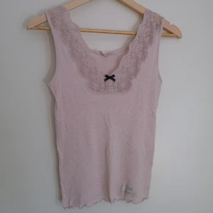 Odd Molly linne strl XS - Fint ljusrosa linne med spetsdetaljer från Odd Molly, kan skicka fler bilder vid intresse. 
