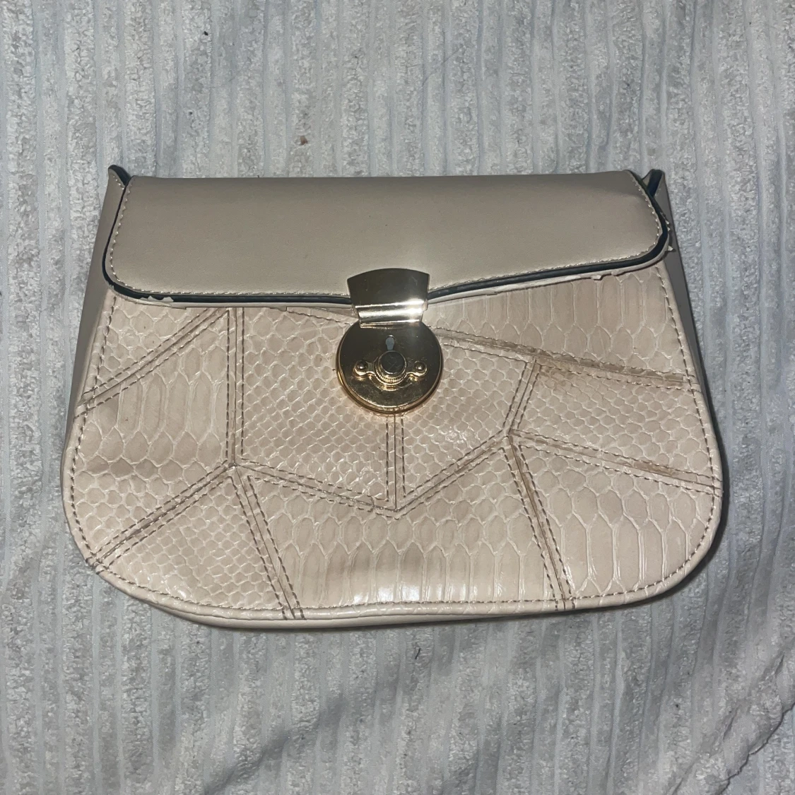 en beige märkesväska!