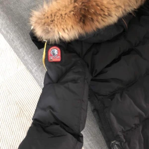 PARAJUMPER LONG BEAR SMALL - Storlek small Svart färg  Ny skick  Kvitto finns  Extra patch tillkommer  
