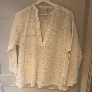 Zara topp - Populär blus med hålbroderier från zara, köpt i somras. Helt slutsåld. Ej använd, så i nyskick. Köpt för 400kr. 🤍
