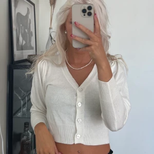 Vit kofta - Vit kofta som passar bra på mig i storlek XS