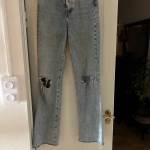 Jeans  - Straight jeans med hål jätte fina på💕 Sitter bra på mig som är 176cm Löpare står för frakt💕