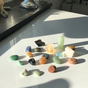 Blandade kristaller - Säljer mina kristaller eftersom jag har tappt intresset, jag kan sälja några enskilt men frakten blir ungefär 40kr för alla skriv till mig om du är intresserad så kommer vi fram till priset för en eller några speciella. 