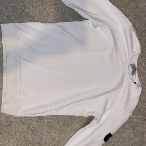 Stone island - Säljer en vit stone island sweatshirt. I bra skickar används ett fåtal gånger. 