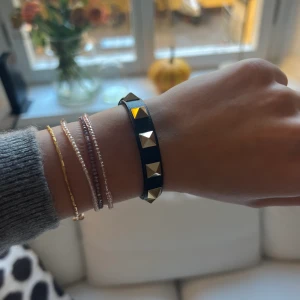 Valentino armband  - Valentino armnband, använt ett fåtal gånger. Svart med guld detaljer, köparen får stå för frakt.💗🌸