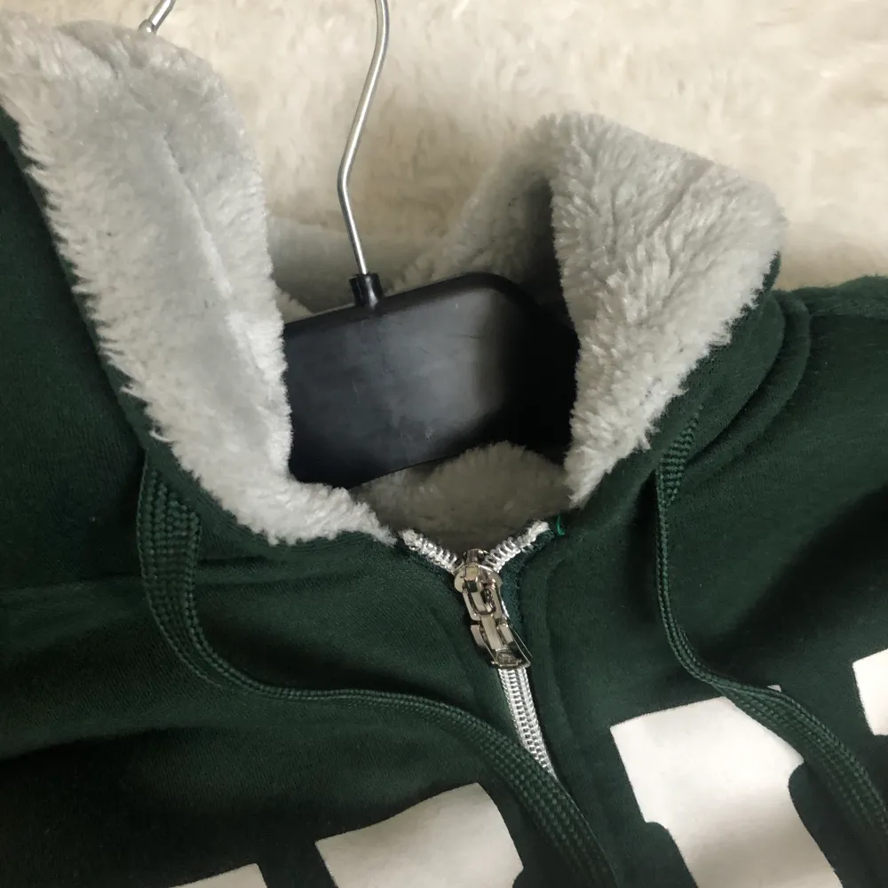 Jätte mysig och fin zip up hoodie som passar parfekt nu till vintern! Har jätte skönt material på insidan av hela hoodien! . Tröjor & Koftor.