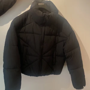 Svart jacka - Svart vinterjacka