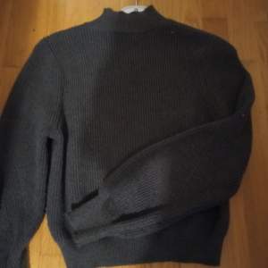 En stickad tröja från zara i storlek 38,jötte fin och varm till vintern 