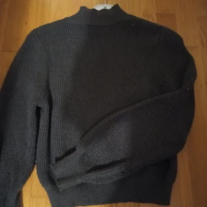Stickad tröja  - En stickad tröja från zara i storlek 38,jötte fin och varm till vintern 