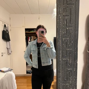 Pull&Bear  - Jeansjacka i gott skick, använd någon gång. Storlek L men är ganska liten i storleken, passar mer för S/M