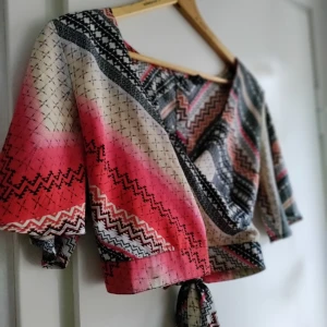 River Island crop top  - Snygg omlott topp med knytband bak. I väldigt gott skick.