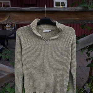 Grön stickad tröja  - Mysig grön stickad tröja  Använd sparsamt  Stl S 