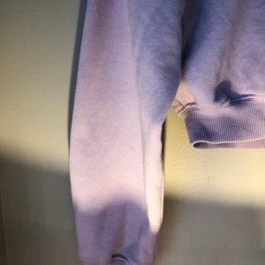 Ljus lilla bikbok tröja - Tröjan har bara används ett par få gånger, och köptes för ca 1 halvår sedan. 