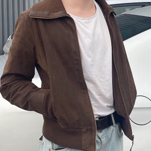 Vintage Brun skinnjacka  - Brun vintage skinnjacka av äkta koskinn. Italienskt märke Livelo. Modell från 60- och 70-talet. Enormt hål i armhålan.