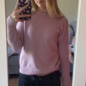 Stickad tröja från Vero moda - Säljer då den inte kommer till användning, knte riktigt min färg:) nypris ca 250kr, som XS och M