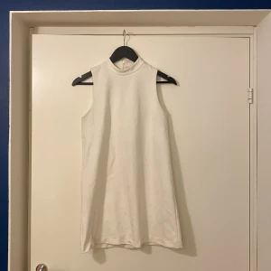 Klänning a la 60tal - Superfin känning från HM. Väldigt 60tal inspirerad. Tyvärr för liten för mig nu :(   Hämtas hos mig i Göteborg eller köparen står för frakt.