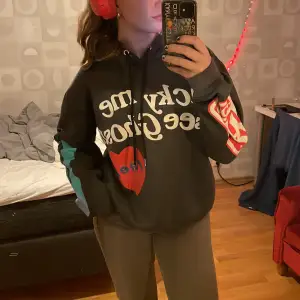 Fake kanye west hoodie köpt här på plick! Bra material och en bra kopia av originalet🥰