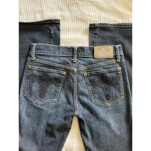 Lågmidjade Jeans Gina Tricot  - Säljer dessa jeansen köpta secondhand. Storlek 27/32 men jag skulle säga typ 25/32 eller XS. Lite slitna längst ned vid foten, annars bra skick. Jag är 169 cm lång. Midjemått: 76 cm, innerbenslängd: 79 cm, midjehöjd: 20 cm 💓