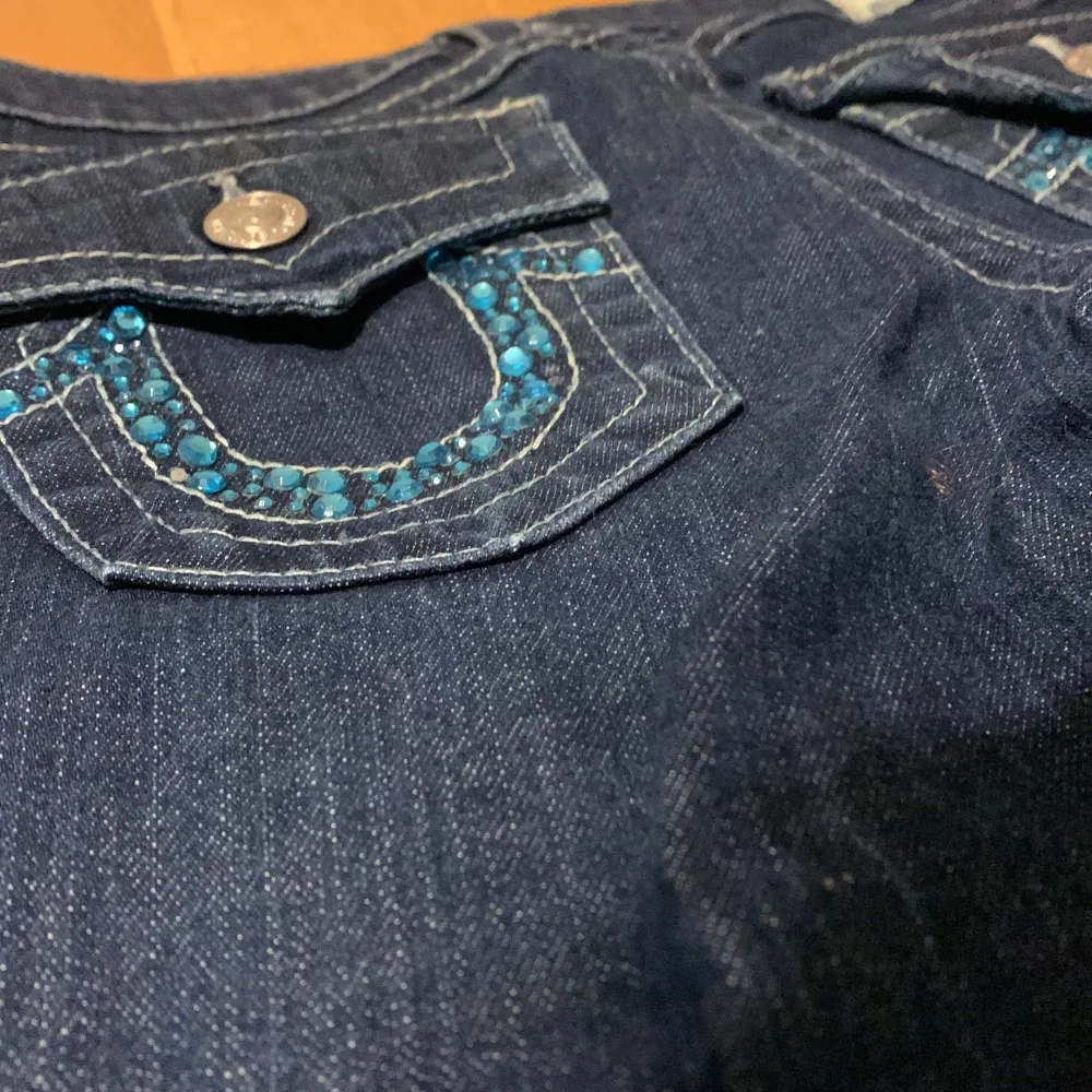 Världens snyggaste true religigion jeans! Passar perfekt i längden för någon över 165cm! 3 rinestones har ramlat av när dem kom från usa men helt nya annars.🤩buda eller köp direkt för 900.. Jeans & Byxor.