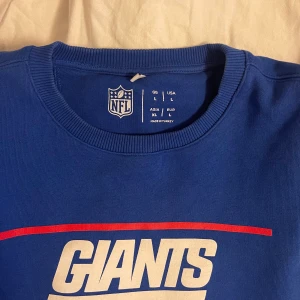 NFL Tröja Giants - Säljer denna sweatshirt i nyskick❤️ supefin. Liten i storleken, passar mig som vanligtvis har S/M