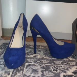 Klackar klackskor pumps  - Blå Stl 39 från nelly 300kr  Grå glittriga 38 250kr Grå matta Stl 37-38 200kr 