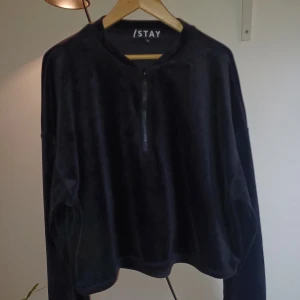 Carlings tjocktröja  - En super mjuk tjocktröja från carlings med snygg dragkedje detalj. Den är även lite cropped. Storlek M-XL. Använd ett fåtal gånger, nypris: 400 kr. 