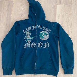 Aim for the moon hoodie - Tjena! Säljer nu min Aim for the moon hoodie då jag har tröttnat lite på den. Alla stenar sitter kvar, storlek m och är i utmärkt skick. Passar perfekt om du är 175 - 188 cm lång. Skriv för fler bilder och priset kan diskuteras.   Mvh Lucas