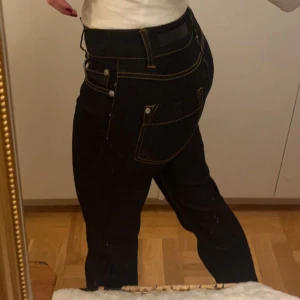 Low Rise flare jeans  - Low rise flare jeans med snygga detaljer. Är långa i benen!  Frakt ej medräknat i priset. 