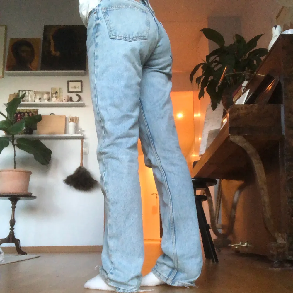 Zara mid Rise straight jeans storlek 34. Jeans & Byxor.