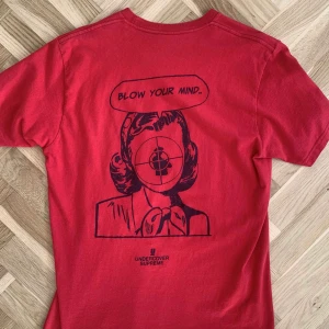 Public enemy x Supreme t shirt - Röd Public enemy x Supreme ”blod your mind”  t shirt.  Inga fläckar eller hål. Storlek M true to size.