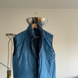 Vest - Vintage vest med kattiggggt tryck i bak 