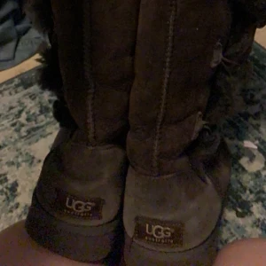 Uggs - Säljer mina Uggs då dem ej kommer till användning längre. Skorna är i använt skick men fortfarande i bra skick! Kan skicka fler bilder privat.