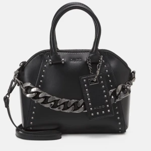 Axelremsväska  - En skit snygg axelremsväska från Aldo. Säljer då jag tröttnat på den. Väldigt rymlig! Finns två mindre fack inuti den. Skriv privat för egna bilder❤️‍🔥