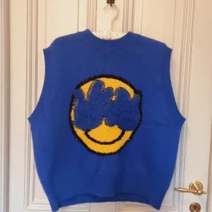 Cider tröja  - Snygg blå tröja med en smile på. Knappt andvänd och köpt nyligen. Bra kvalitet och inga noppor, fläckar etc.  Perfekt till närsom. Säljer då den är inte min stil längre💙