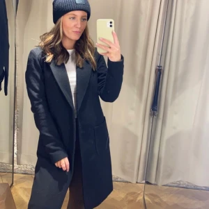 Svart kappa  - Säljer denna svarta kappan från only. Köpt på Vero Moda förra hösten (2021). Sparsamt använd och i fint skick. 