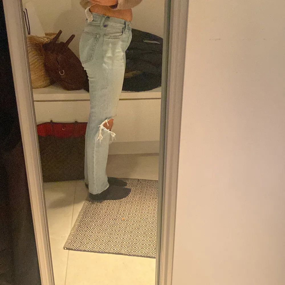 Säljer mina mango middle waist byxor har andvänds någon gång passar mig perfekt i längden och jag är cirka 163 cm priset kan diskuteras 🫶🤟❤️. Jeans & Byxor.