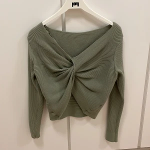 Topp från mango - Jätte söt tröja från mango. Lite croppad i färgen ljus grön. Ribbad och i tjockt och fint material. Köptes för något år sen för lite dyrare men aldrig använts.